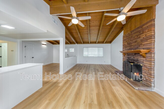 Foto del edificio - 27220 Seco Canyon Rd