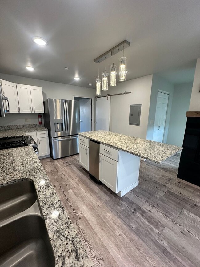 Building Photo - 100 3rd St