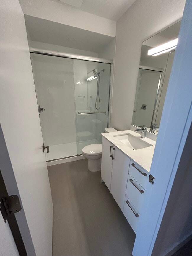 Photo du bâtiment - 240 4th St W