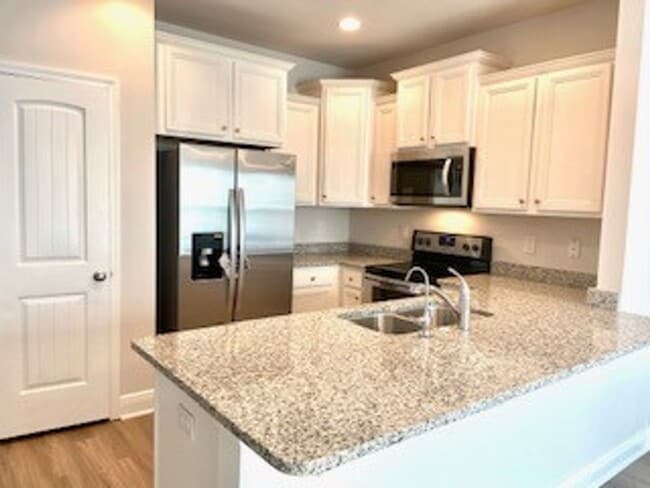 Building Photo - COMMUNITY POOL! Close to Navy base, beach,...