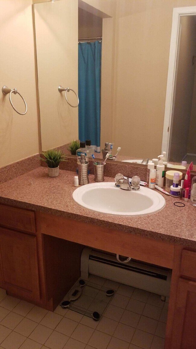 Bathroom - 2420 Parmenter Blvd