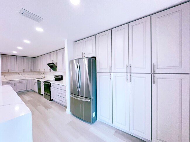 Building Photo - 549 Racquet Club Rd