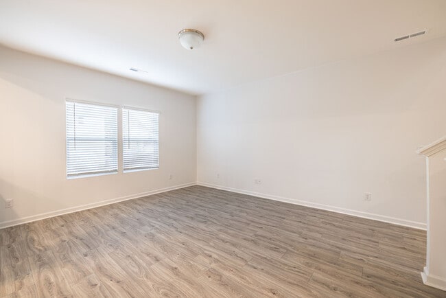 Building Photo - 3BD Townhome Convenient to Hwy 74/ Minutes to Bypass- JANUARY MOVE IN