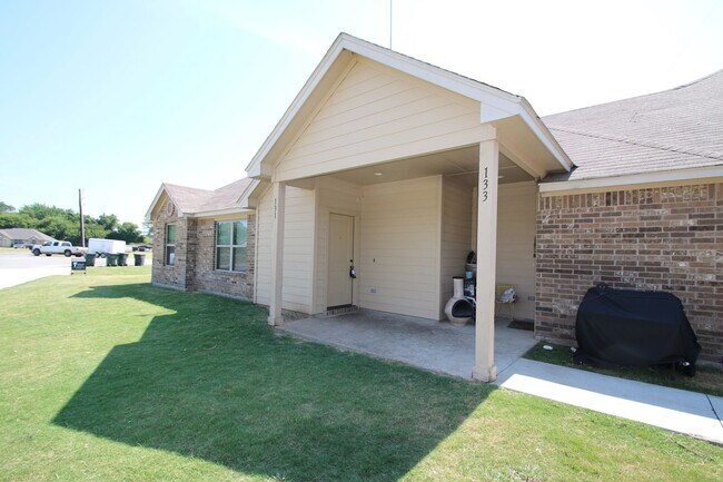 Foto del edificio - Coming Soon | 3BR/2BA Weatherford Town Home with Granite Countertops, Luxury Plank Floors & Appli...