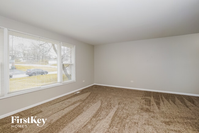 Building Photo - 660 Sullivan Ln