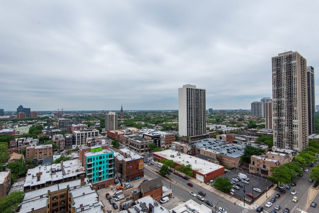 Foto del edificio - 1560 N Sandburg Terrace
