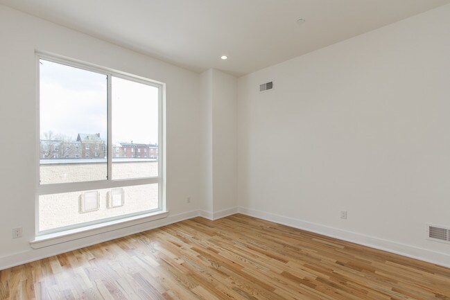 Building Photo - 976 N Marshall St
