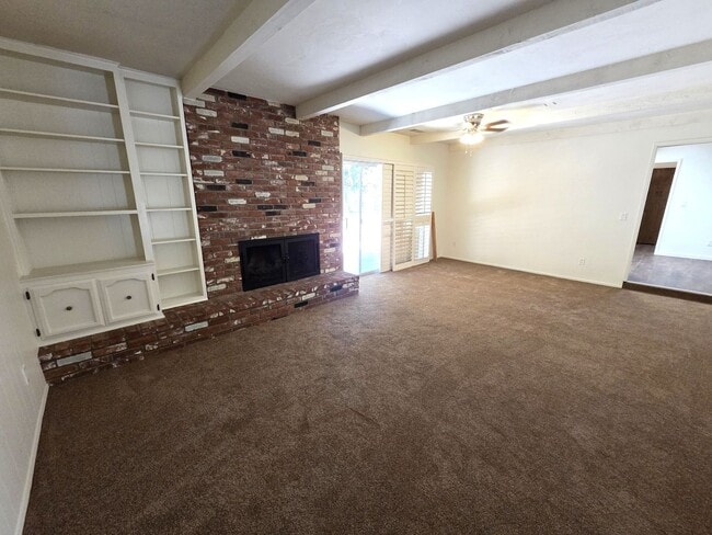 Foto del edificio - Immaculate 5 Bedroom 2.5 Bath Home Near Visalia Country Club