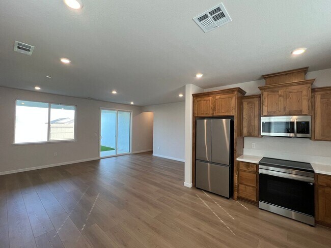Foto del edificio - STUNNING BRAND NEW 3 BEDROOM HOME IN W. ROSEVILLE!!