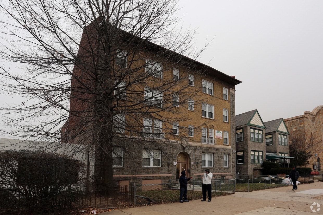 Primary Photo - Parklane Apartments