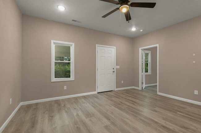 Building Photo - Cozy 2 Bedroom/1 Bath Home