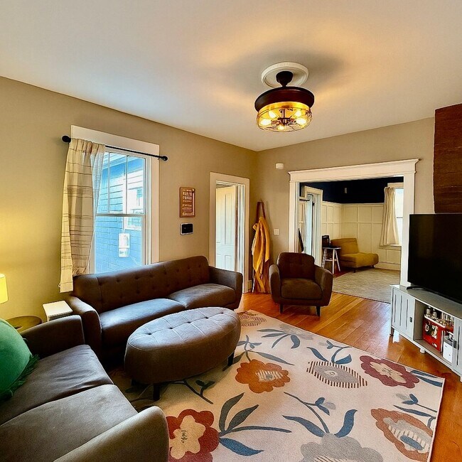 Foto del edificio - Charming 3-Bedroom Home in the Heart of Co...