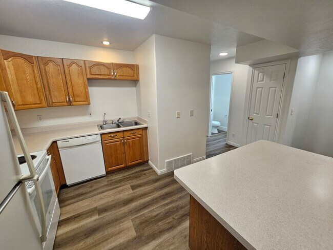 Building Photo - Spacious 3 Bd 2.5 Bath Townhouse in Bountiful