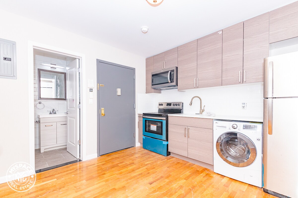 Primary Photo - 241 Rockaway Ave