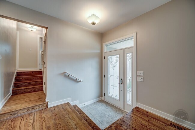 Building Photo - 923 Edgewater Dr