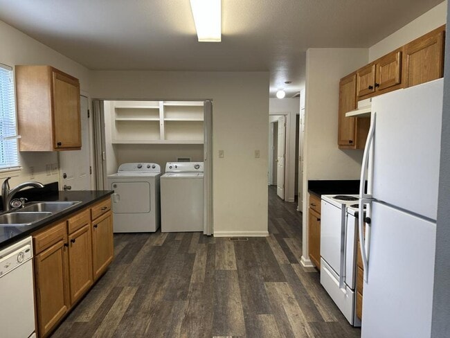 Foto del edificio - 103 Juniper Pl