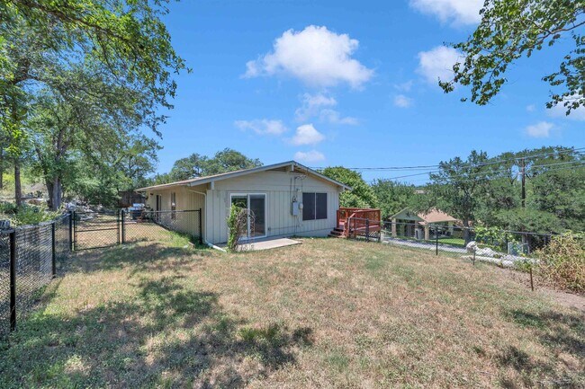 Building Photo - 515 Los Escondidos Rd