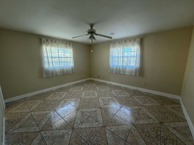 Building Photo - 605/607 SE 13th Ter