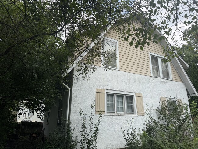 Building Photo - 370 Birch St