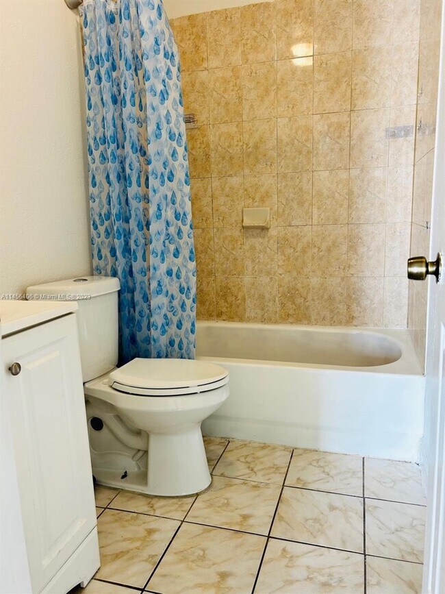 Foto del edificio - 2099 NW 26th Ave