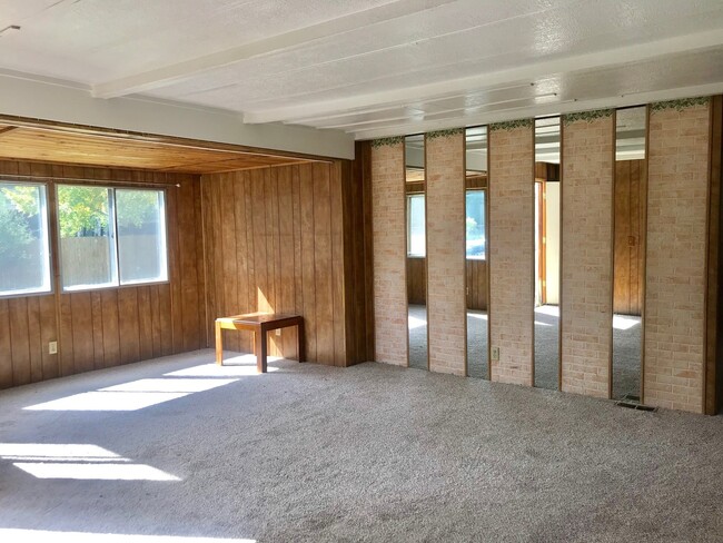 Foto del edificio - 3 bedroom, 2 full baths and large yard!