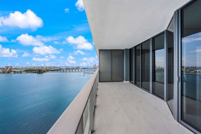 Foto del edificio - 700 NE 24th St