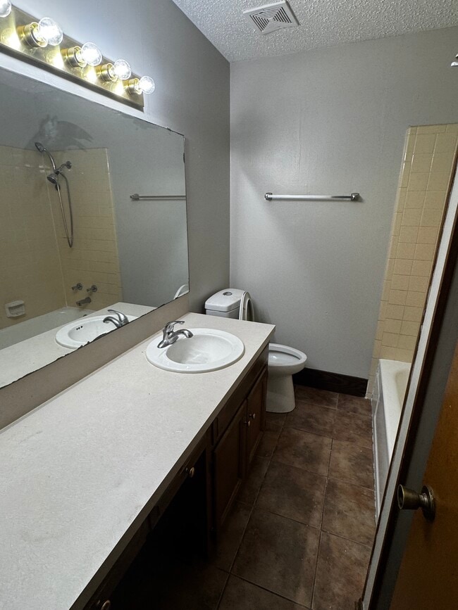 Building Photo - 1104 E 24th St