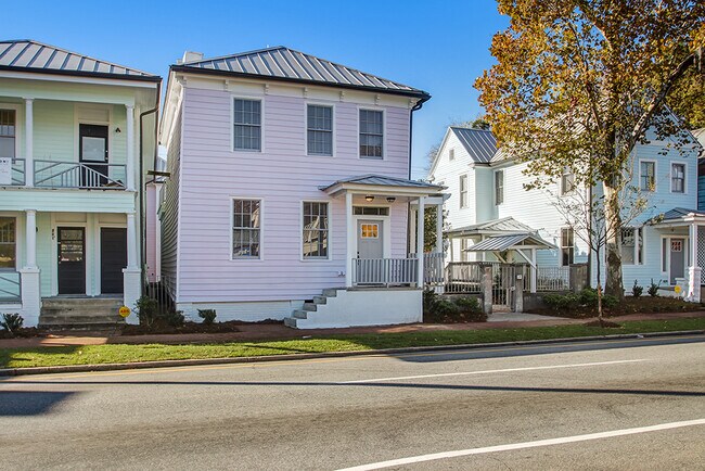 Foto del edificio - 303 W Henry St