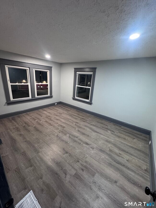 Building Photo - 95 New Canaan Ave