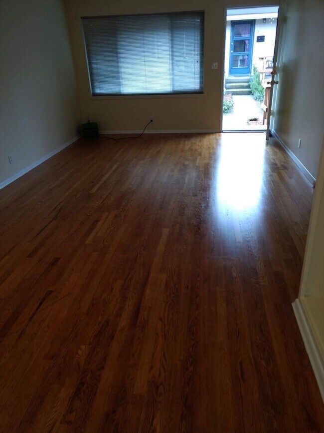 Building Photo - 208 Florentia St