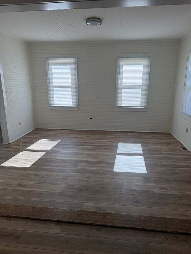 Foto del edificio - 823 Bristol Dr