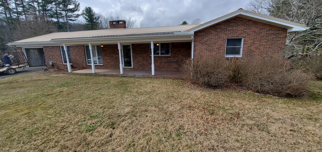 Primary Photo - 4 bed/2 bath Brick Ranch, Convenient Locat...