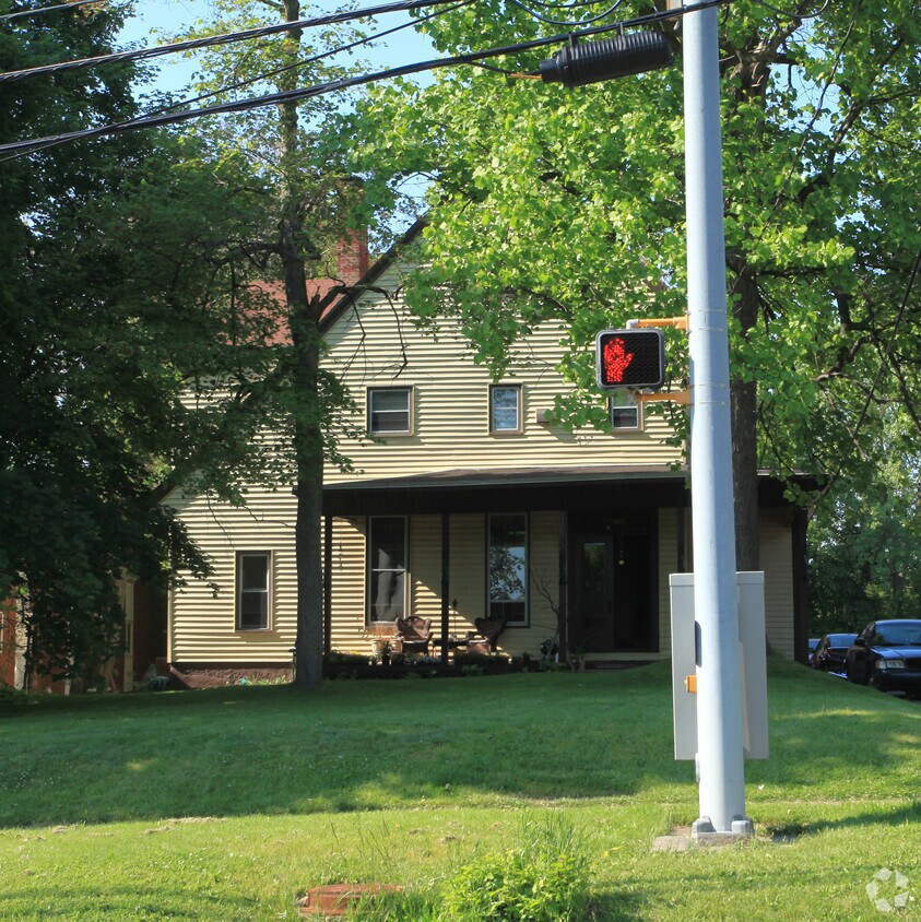 Building Photo - 2035 E Genesee St