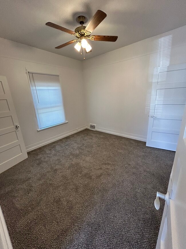 Building Photo - 800 6th Ave N