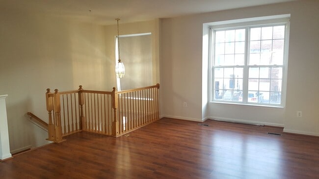 Building Photo - Townhouse in established and convenient Fr...