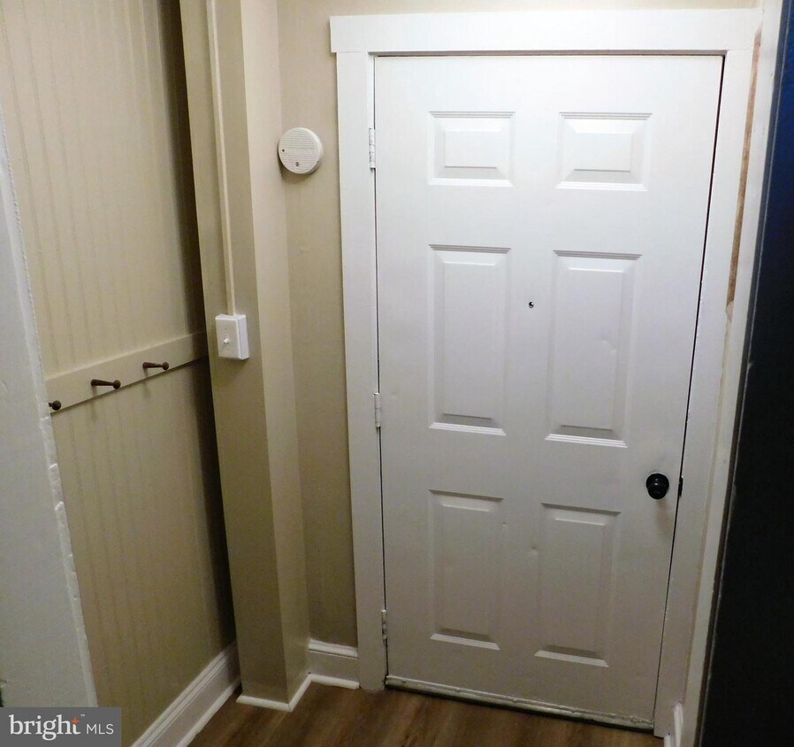 310 N Buckmarsh St, Berryville, VA 22611 Room for Rent in Berryville