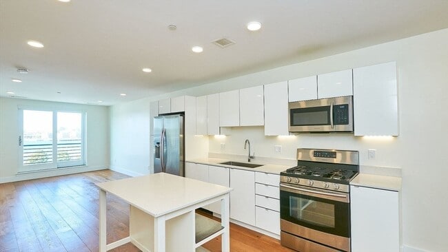 Building Photo - 251 Meridian St