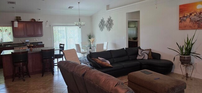 Foto del edificio - 5838 NW Gillespie Ave