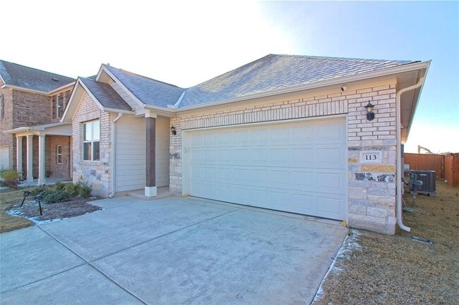 Building Photo - 113 Rocking R Ct