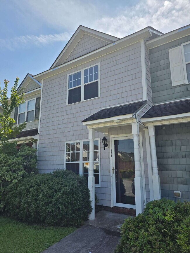 Foto del edificio - "Charming 2-Bed Townhouse Retreat on Streamwood Drive – Perfect Balance of Comfort and Convenience!"