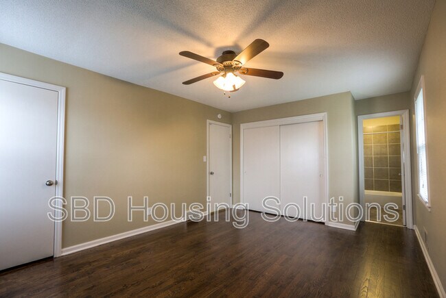Foto del edificio - 10112 Bennington Ave