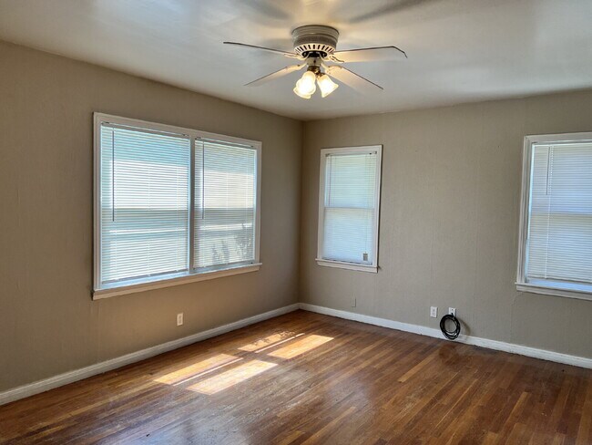 Foto del edificio - Large 2/1.5 with 2 Living Areas