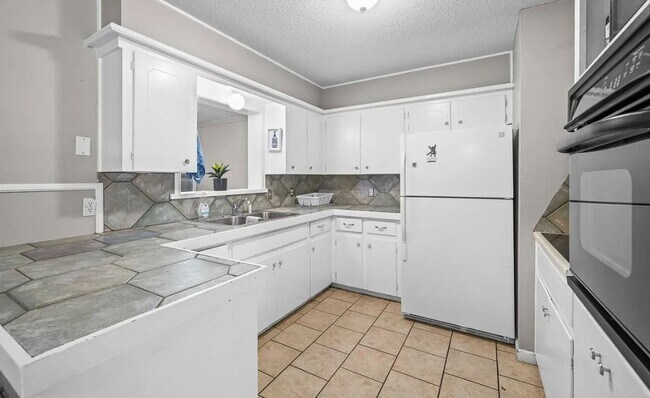 Foto del edificio - 3/2/1 Great Price Great Location. Available Now!