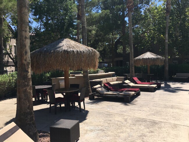 Foto del edificio - Furnished two bedroom in upscale guard gat...
