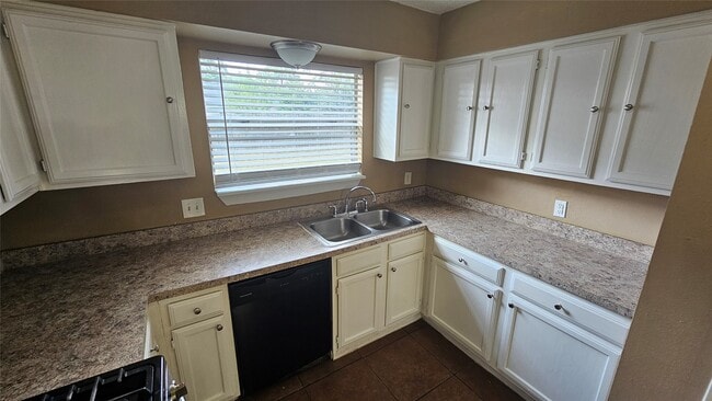 Building Photo - 4250 Southchase Ln