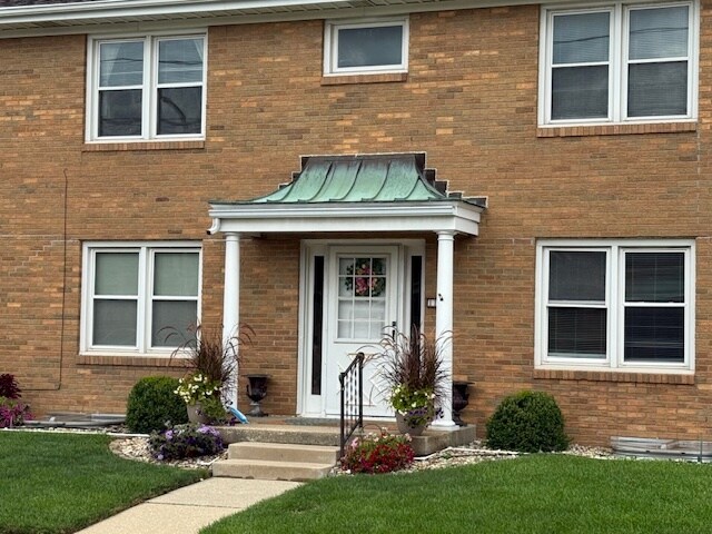 Front of Building - 1118 E Washington St