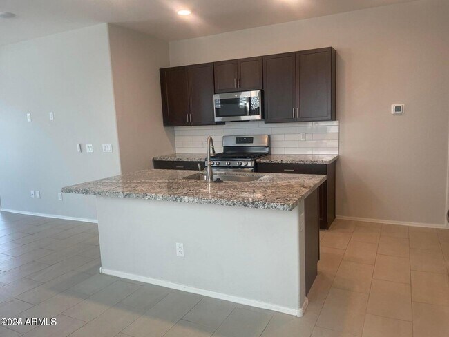 Foto del edificio - 14651 W Valentine St
