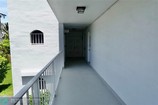 Building Photo - 800 E Camino Real