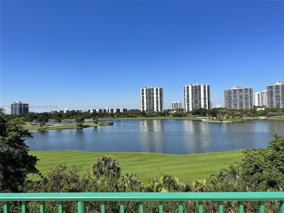 Foto principal - 19900 E Country Club Dr