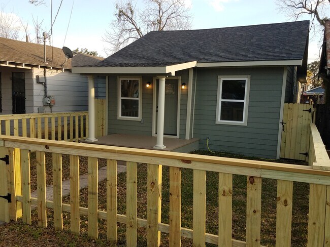 Foto del edificio - 1016 Center St